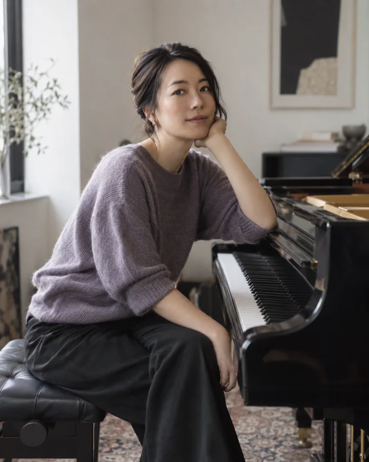 Example jazz piano teacher Mika Tanaka at a grand piano